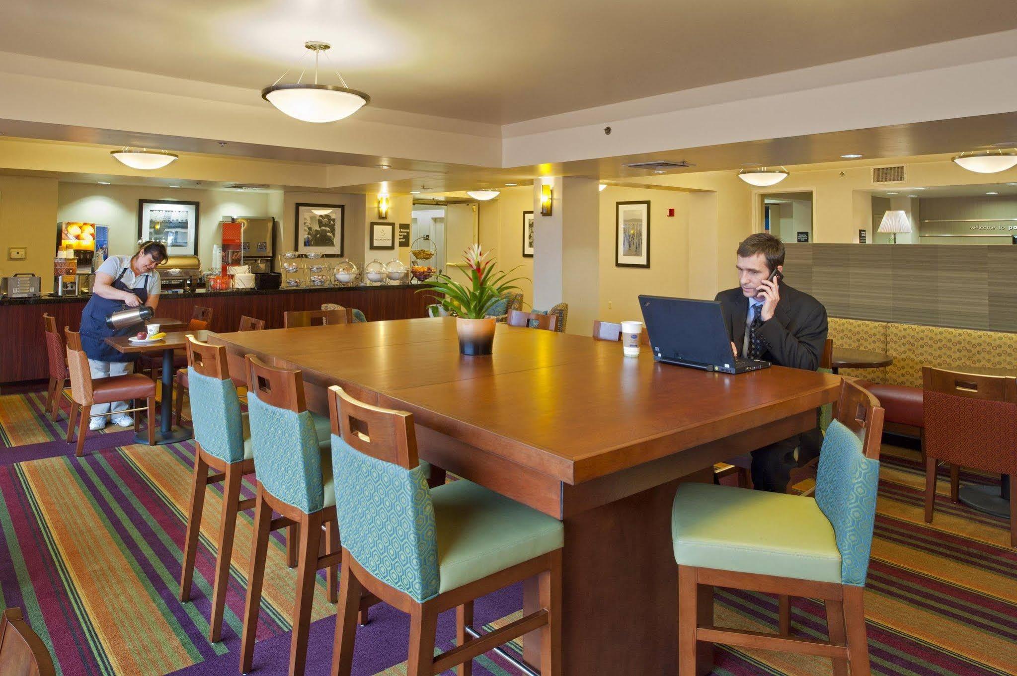 Hampton Inn Portland Airport Kültér fotó